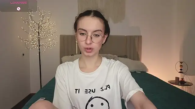 Real cutie1 online show from April 4, 2026, 2:01 pm