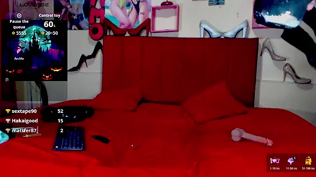 Snapshot of blondehot5v chatting on October 28, 2025, 12:48 pm blondehot5v online show from October 28, 2025, 12:48 pm