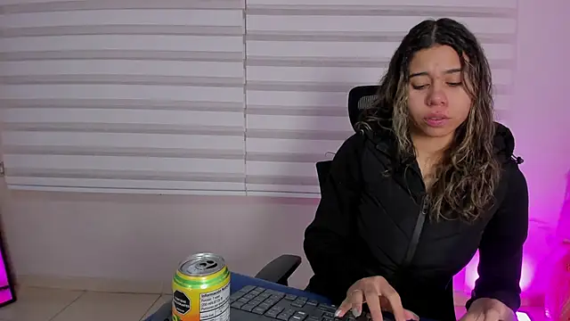 Snapshot of Rachell_criss chatting on November 16, 2025, 4:17 am Rachell criss online show from November 16, 2025, 4:17 am