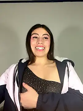 Snapshot of LunaBloom_77 chatting on December 18, 2025, 7:29 pm LunaBloom 77 online show from December 18, 2025, 7:29 pm