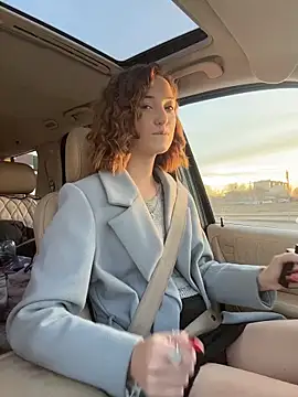 DollyTall online show from November 22, 2025, 10:47 am