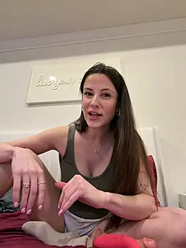 Snapshot of heyitsmadig chatting on March 3, 2026, 2:35 pm heyitsmadig online show from March 3, 2026, 2:35 pm