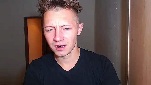 Snapshot of BlondZilla chatting on December 5, 2025, 7:29 am BlondZilla online show from December 5, 2025, 7:29 am