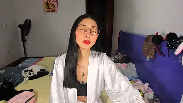 Snapshot of Anais_lux chatting on April 23, 2026, 12:39 am Anais lux online show from April 23, 2026, 12:39 am