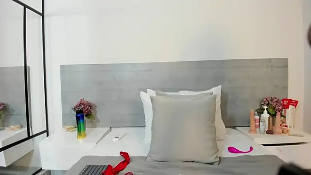 sunnyWhitee online show from October 22, 2025, 7:13 pm