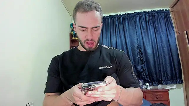 Snapshot of MaxDell chatting on November 17, 2025, 10:03 pm MaxDell online show from November 17, 2025, 10:03 pm