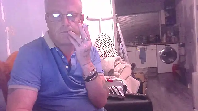 Snapshot of hefin18 chatting on October 2, 2025, 8:12 pm hefin18 online show from October 2, 2025, 8:12 pm