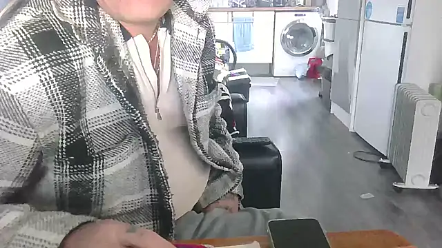 Snapshot of hefin18 chatting on January 24, 2025, 1:57 pm hefin18 online show from January 24, 2025, 1:57 pm