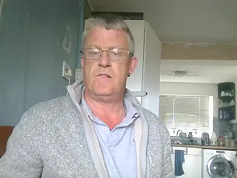 Snapshot of hefin18 chatting on April 10, 2026, 11:39 am hefin18 online show from April 10, 2026, 11:39 am