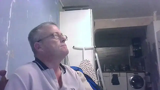 Snapshot of hefin18 chatting on December 18, 2025, 10:57 pm hefin18 online show from December 18, 2025, 10:57 pm