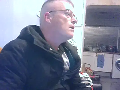 Snapshot of hefin18 chatting on February 13, 2025, 8:03 pm hefin18 online show from February 13, 2025, 8:03 pm