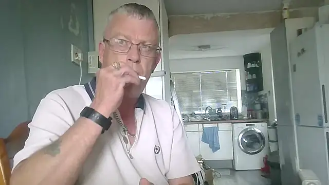 Snapshot of hefin18 chatting on September 13, 2025, 11:43 am hefin18 online show from September 13, 2025, 11:43 am