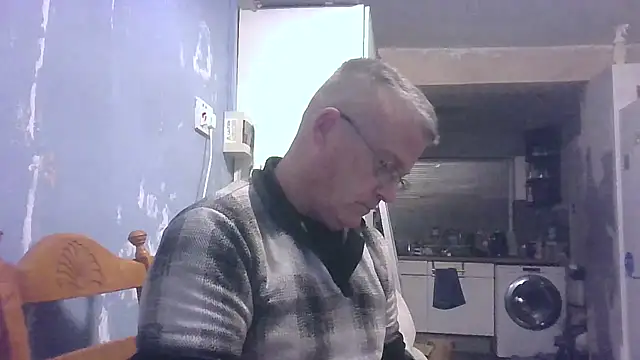 Snapshot of hefin18 chatting on December 3, 2025, 9:58 pm hefin18 online show from December 3, 2025, 9:58 pm