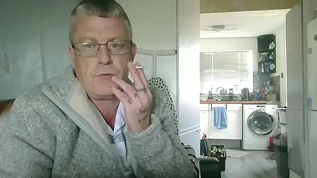 Snapshot of hefin18 chatting on March 4, 2025, 2:42 pm hefin18 online show from March 4, 2025, 2:42 pm