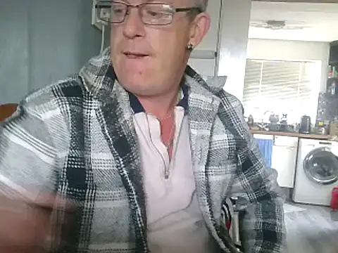 Snapshot of hefin18 chatting on February 10, 2025, 12:50 pm hefin18 online show from February 10, 2025, 12:50 pm