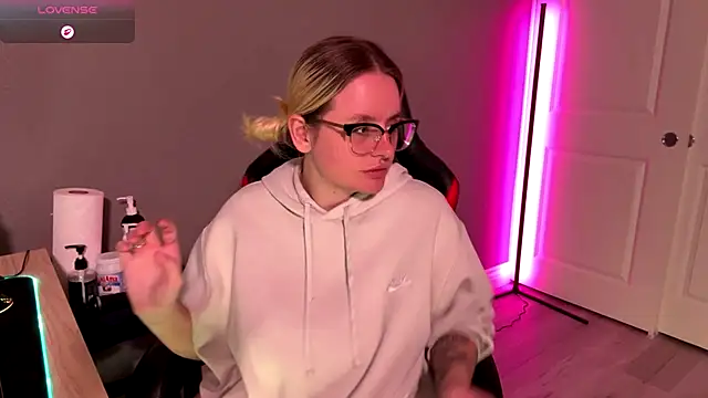 Snapshot of Charlies_world chatting on November 21, 2025, 9:14 pm Charlies world online show from November 21, 2025, 9:14 pm