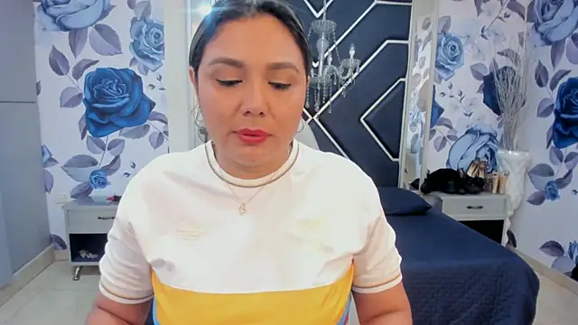 Snapshot of LatinaHoleQueen chatting on October 15, 2025, 2:25 pm LatinaHoleQueen online show from October 15, 2025, 2:25 pm