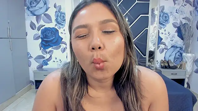 Snapshot of LatinaHoleQueen chatting on November 12, 2025, 2:32 pm LatinaHoleQueen online show from November 12, 2025, 2:32 pm