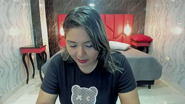 Snapshot of LatinaHoleQueen chatting on November 29, 2025, 2:39 pm LatinaHoleQueen online show from November 29, 2025, 2:39 pm