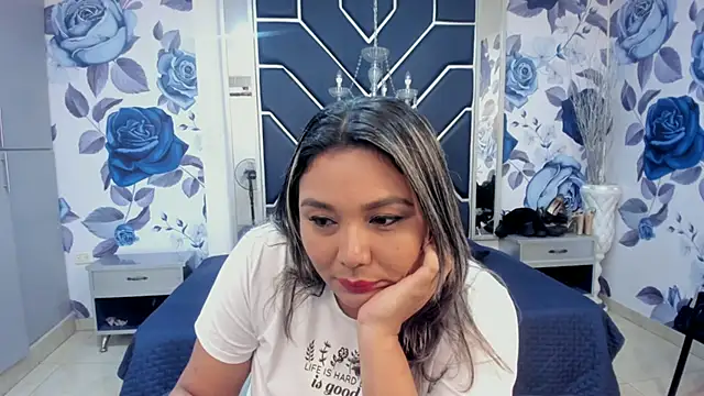 Snapshot of LatinaHoleQueen chatting on October 8, 2025, 2:18 pm LatinaHoleQueen online show from October 8, 2025, 2:18 pm