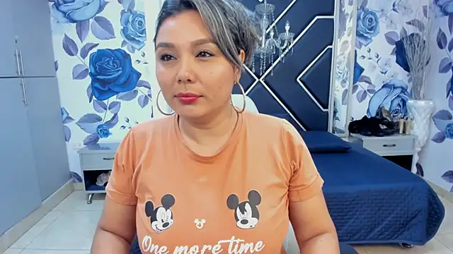 Snapshot of LatinaHoleQueen chatting on September 15, 2025, 2:39 pm LatinaHoleQueen online show from September 15, 2025, 2:39 pm