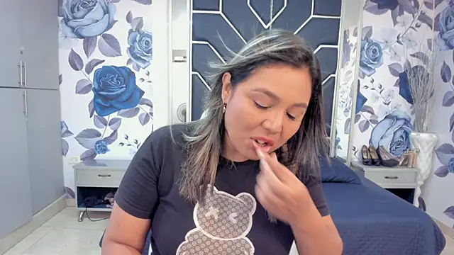 Snapshot of LatinaHoleQueen chatting on November 10, 2025, 2:33 pm LatinaHoleQueen online show from November 10, 2025, 2:33 pm