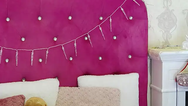 Snapshot of AlexisDevine chatting on December 5, 2025, 5:28 am AlexisDevine online show from December 5, 2025, 5:28 am