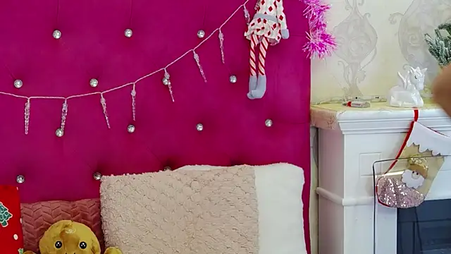 Snapshot of AlexisDevine chatting on December 15, 2025, 5:24 am AlexisDevine online show from December 15, 2025, 5:24 am