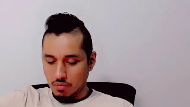 Snapshot of ColombiaStrip chatting on October 27, 2025, 10:54 pm ColombiaStrip online show from October 27, 2025, 10:54 pm