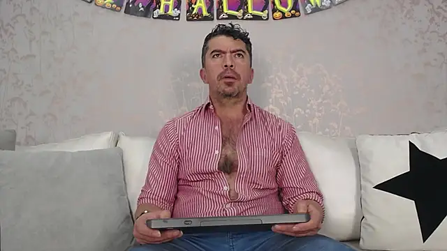 Snapshot of JuanKFit_45 chatting on October 30, 2025, 1:31 pm JuanKFit 45 online show from October 30, 2025, 1:31 pm