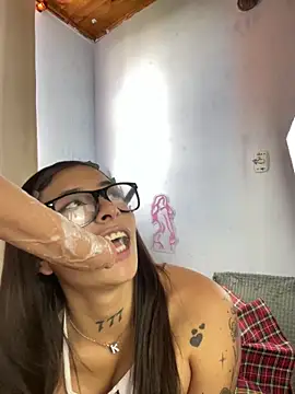 Snapshot of AnnieCouperr chatting on November 28, 2025, 3:45 pm AnnieCouperr online show from November 28, 2025, 3:45 pm