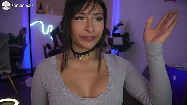 AnnieCouperr online show from April 17, 2026, 9:50 pm