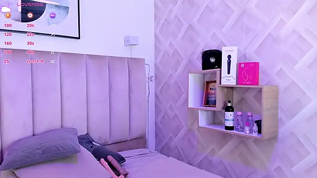 Snapshot of Clhoe_Johnson chatting on November 15, 2025, 12:20 pm Clhoe Johnson online show from November 15, 2025, 12:20 pm