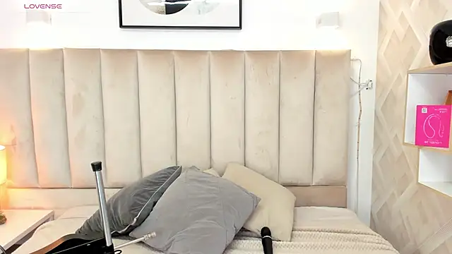 Snapshot of Clhoe_Johnson chatting on November 27, 2025, 7:36 pm Clhoe Johnson online show from November 27, 2025, 7:36 pm