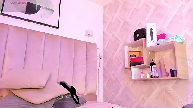 Snapshot of Clhoe_Johnson chatting on October 31, 2025, 12:57 pm Clhoe Johnson online show from October 31, 2025, 12:57 pm