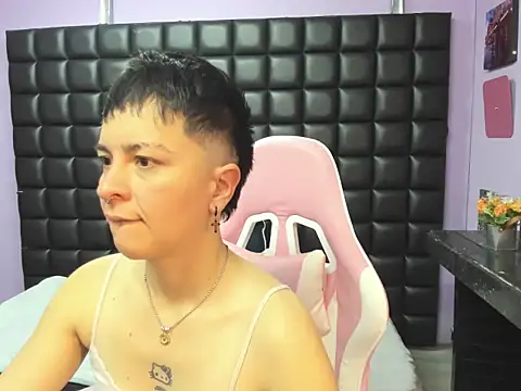 Snapshot of _Hannah_Hot chatting on November 22, 2025, 1:21 pm Hannah Hot online show from November 22, 2025, 1:21 pm