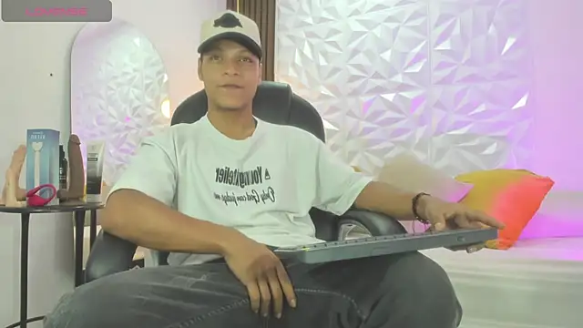 Snapshot of Ricky_Owens1 chatting on October 18, 2025, 1:46 pm Ricky Owens1 online show from October 18, 2025, 1:46 pm