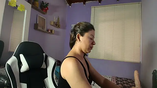 Snapshot of luna_desiree chatting on November 10, 2025, 10:15 pm luna desiree online show from November 10, 2025, 10:15 pm