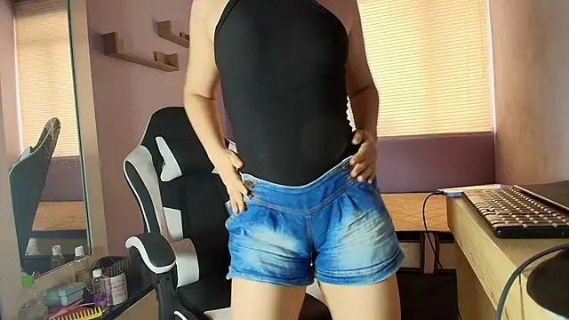 Snapshot of luna_desiree chatting on October 13, 2025, 1:45 pm luna desiree online show from October 13, 2025, 1:45 pm