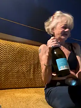 ladyboatlady online show from December 1, 2025, 5:36 pm