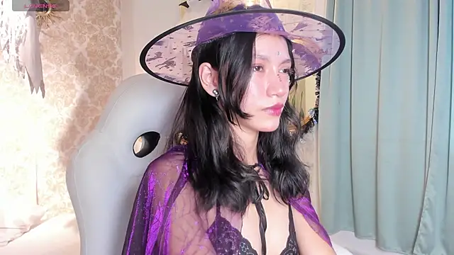 LilyThea online show from October 31, 2025, 9:22 pm