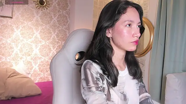 LilyThea online show from November 22, 2025, 9:13 pm