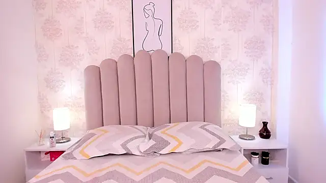 ShaynaHosk online show from November 14, 2025, 8:34 pm