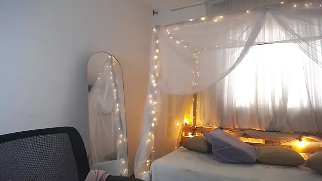 Snapshot of loreaniss chatting on December 14, 2025, 8:03 pm loreaniss online show from December 14, 2025, 8:03 pm