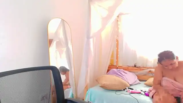 Snapshot of loreaniss chatting on January 7, 2026, 8:14 pm loreaniss online show from January 7, 2026, 8:14 pm