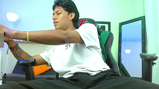 Snapshot of dreyk20 chatting on November 25, 2025, 1:55 pm dreyk20 online show from November 25, 2025, 1:55 pm