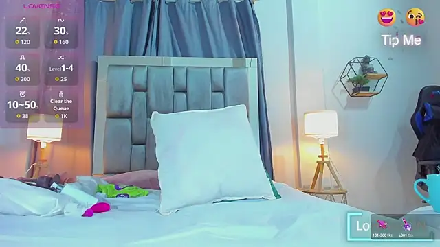 Snapshot of Karlaliones69 chatting on October 3, 2025, 11:45 am Karlaliones69 online show from October 3, 2025, 11:45 am