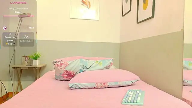 Snapshot of cutepetitee chatting on October 29, 2025, 7:02 pm cutepetitee online show from October 29, 2025, 7:02 pm