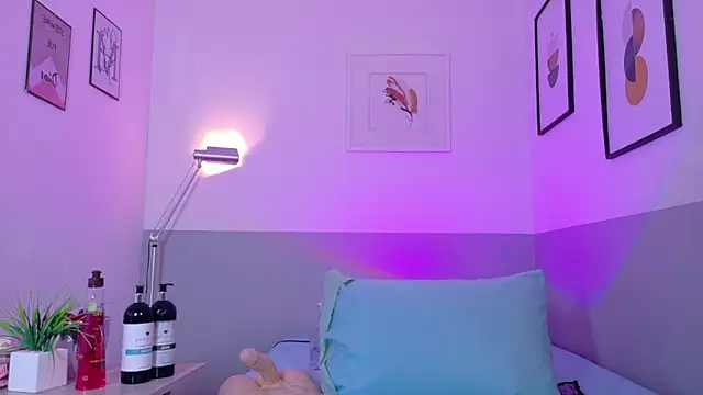 cutepetitee online show from April 9, 2026, 7:31 pm