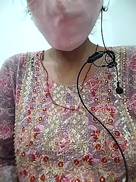 Snapshot of Miss-0012 chatting on November 12, 2025, 5:28 pm Miss-0012 online show from November 12, 2025, 5:28 pm